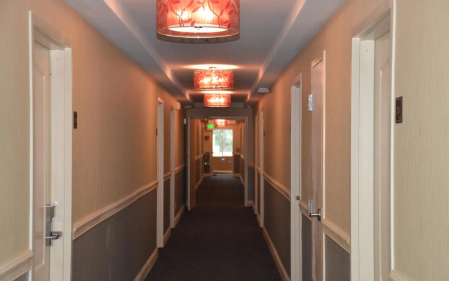 AAshram Hotel by Niagara River