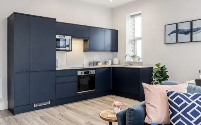 Romantic King Apt w/ Sea View, Free Gym & Parking