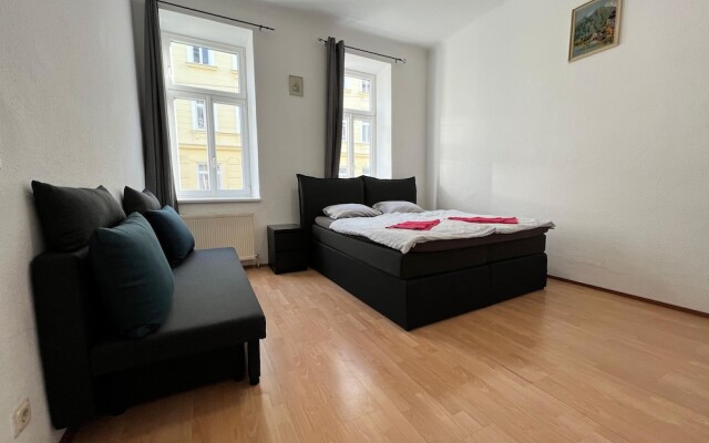 Affordable 3BR shared Apt. near Meidling