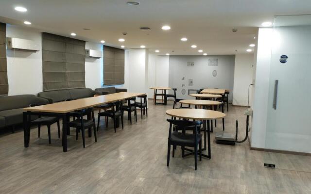 Saltstayz Express – Medicity (Near Medanta Hospital)