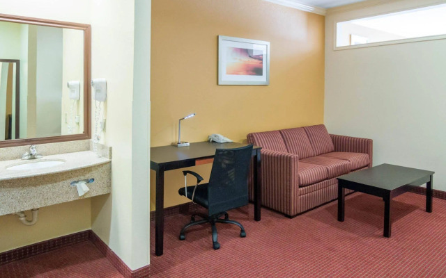 Quality Suites Houston IAH Airport - Beltway 8