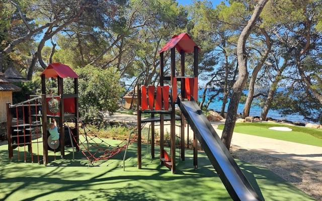Pine Beach Pakostane Glamping Homes - All Inclusive light