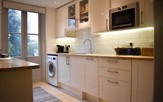 2BD Seafront Flat w Tasteful Decor & Large Garden