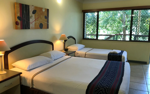 Bay Village Tropical Retreat & Apartments