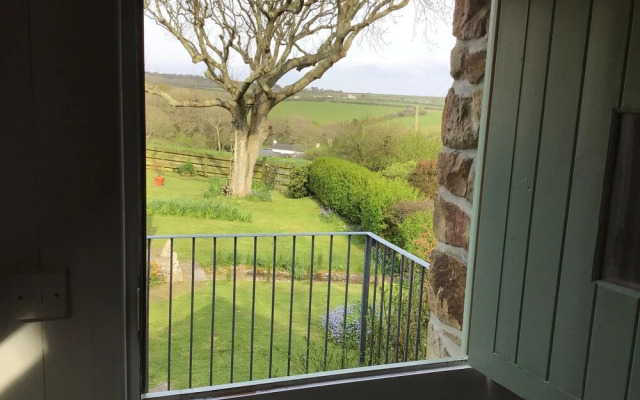 Cozy Camborne Studio Retreat With two Single Beds