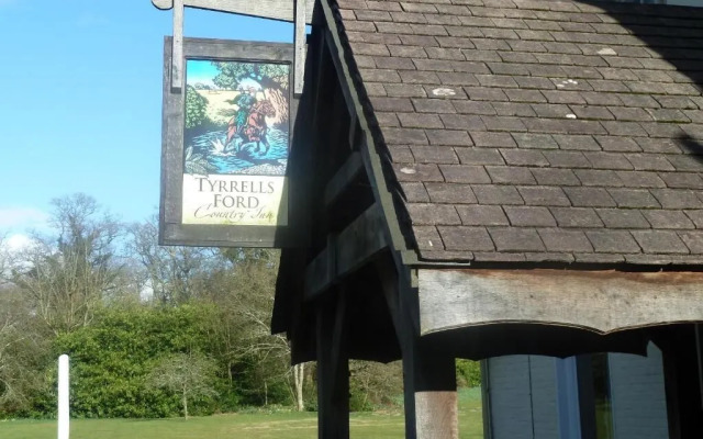 Tyrrells Ford Country Inn  Hotel