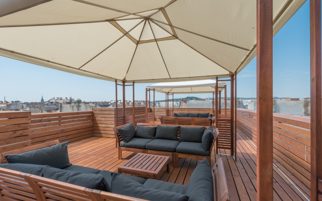 Corvin Plaza Apartments and Suites