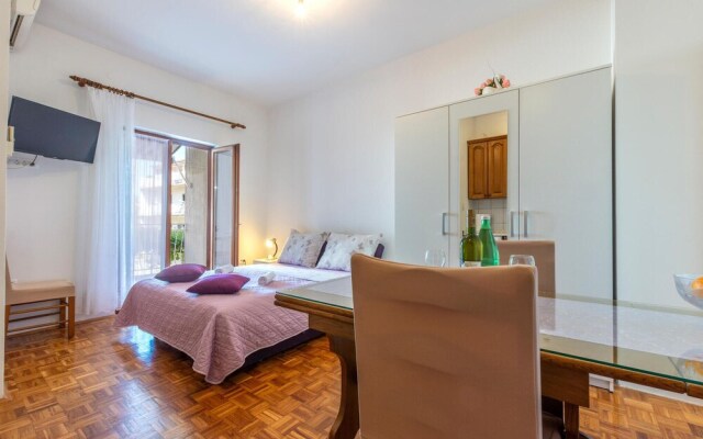 Stunning Apartment in Stobrec With Wifi