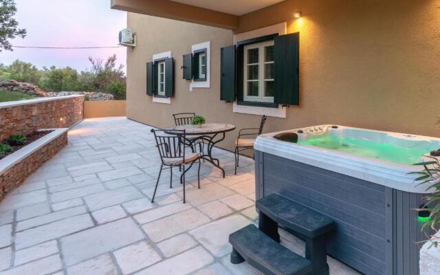 TEONA Luxury Studio Apartment with jacuzzi and garden view