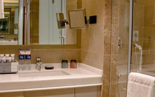 Howard Johnson Life Geckor Zhu