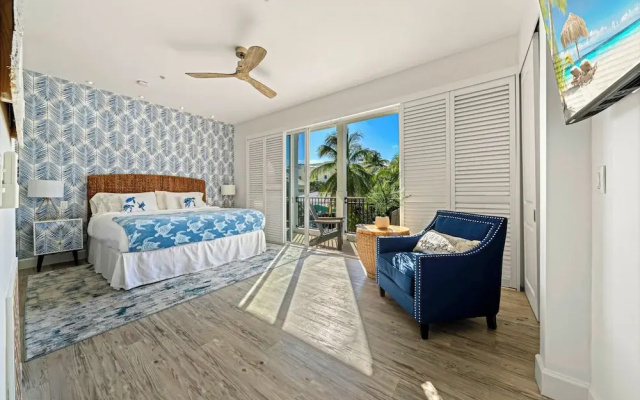 Walk to Hollywood Beach: Luxury Family Getaway!