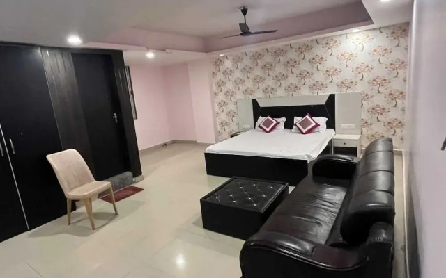 Raj Mahal Rooms & Banquet Hall
