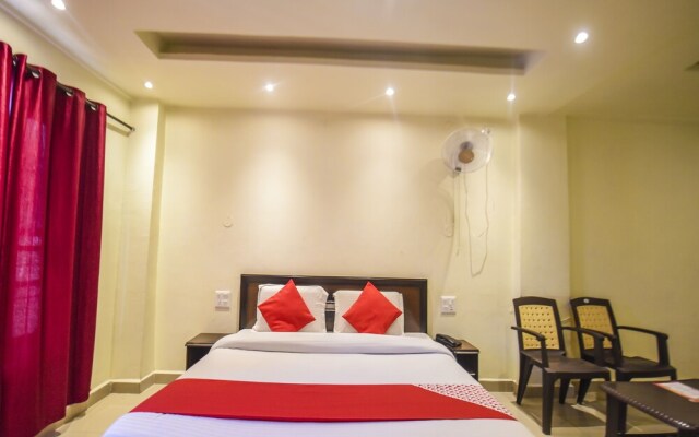 OYO 7905 Holiday Inn