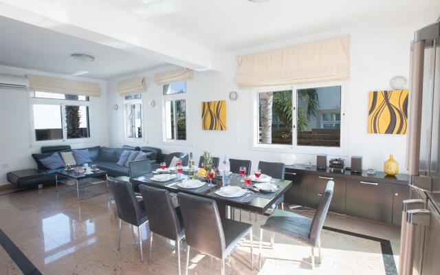 Villa Naomi, Beautiful 4bdr Central Protaras Villa with Private Pool