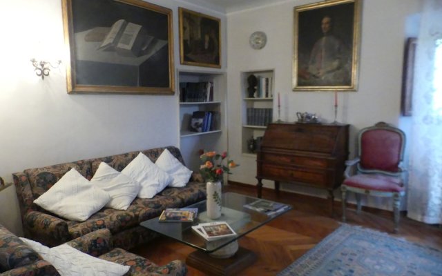 Elegante Appartamento in Villa con Piscina
