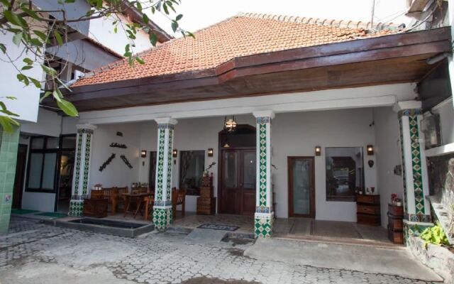 RedDoorz near Tugu Pahlawan Surabaya