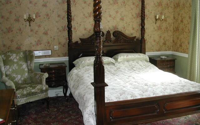 Neuadd Arms Hotel