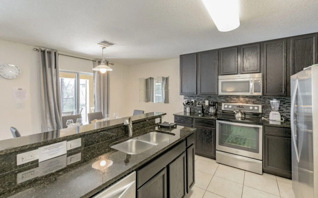 4 bed House/w pool & Garage