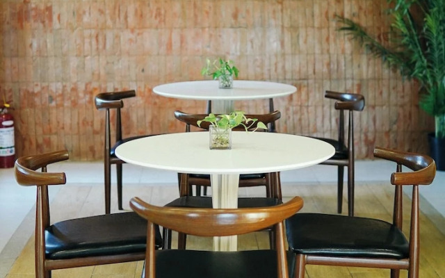 Travelbee Airport Inn