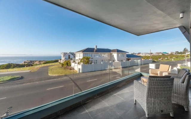 17 Marine, 2 Bedroom Sea-Facing Apt101