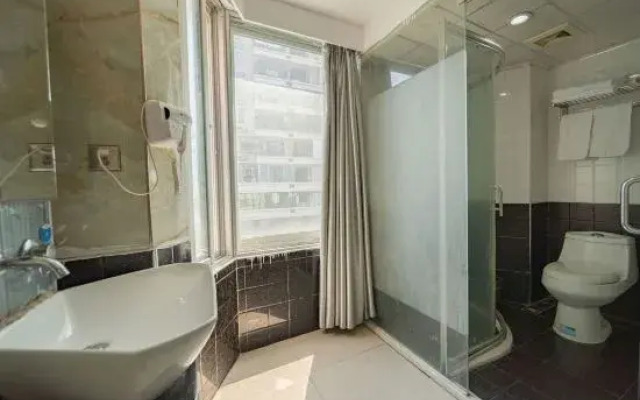 Huachun Hotel (Fuzhou Taijiang District Minjiang Heart)