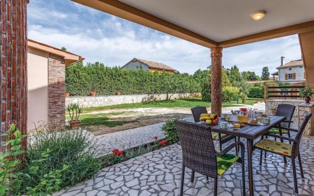 Beautiful Apartment in Liznjan With Wifi and 2 Bedrooms
