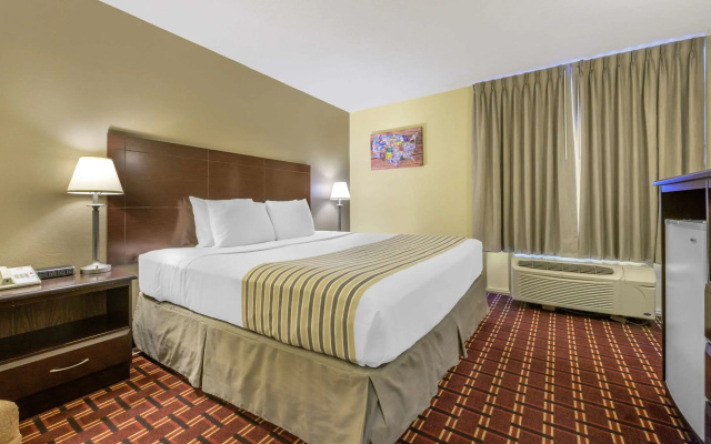 Econo Lodge Inn & Suites Triadelphia - Wheeling