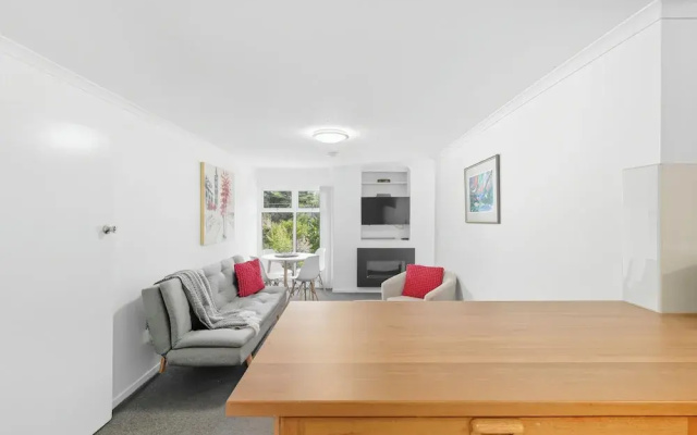 Charming Maning Ave - 2 Bedroom Unit