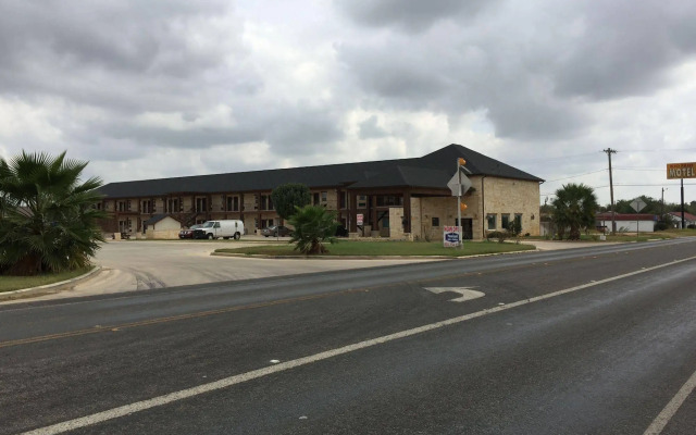 Pearsall Inn & Suites