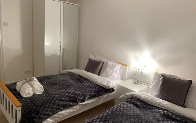 Royal Oak Apartment in Manchester Central Location