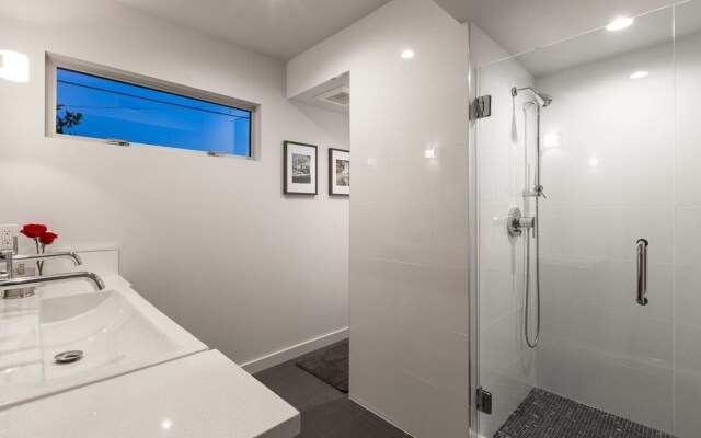 Tranquilo 3 Bedroom Home by RedAwning