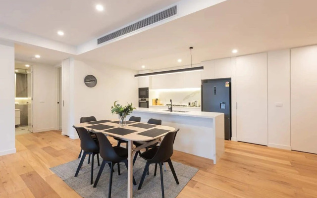 Luxe 3 Bedroom Apartment With Parking