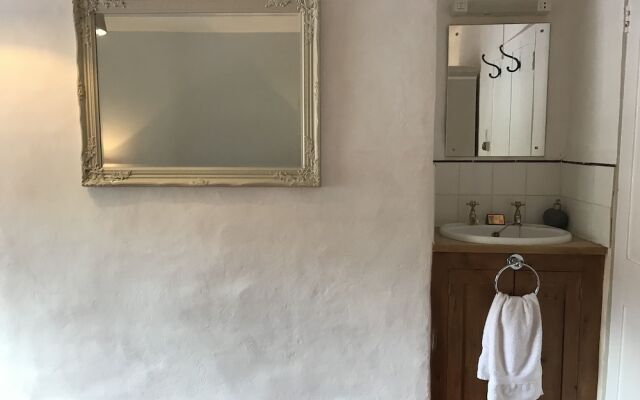 Drewe Arms Bunk Rooms & Church Cottage