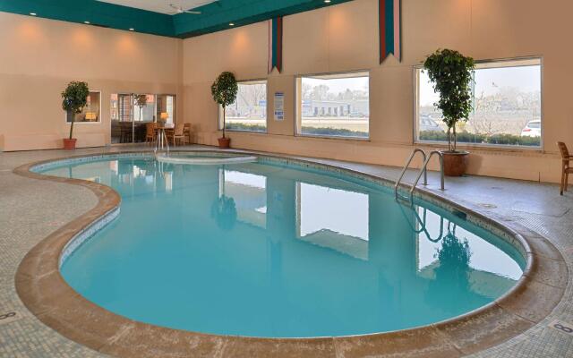 Americas Best Value Inn & Suites St. Cloud