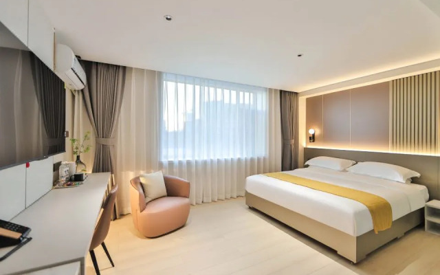Holiday Inn Golden Hyatt (Yanji Yanbian University Department Store)