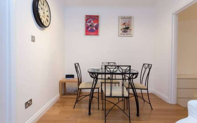 Spacious 2 Bed Flat by Hyde Park