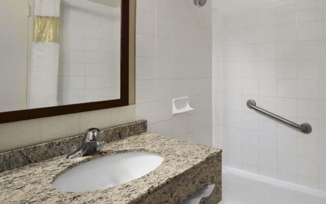 Travelodge by Wyndham Richmond Hill