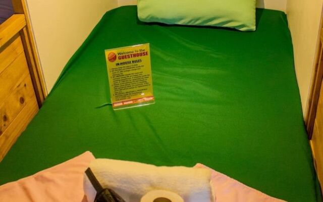 LUXS Capsule Hotel - Hostel - Adults Only
