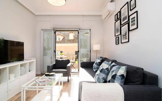 Sunny Apartment at the foot of Royal Palace by Batuecas