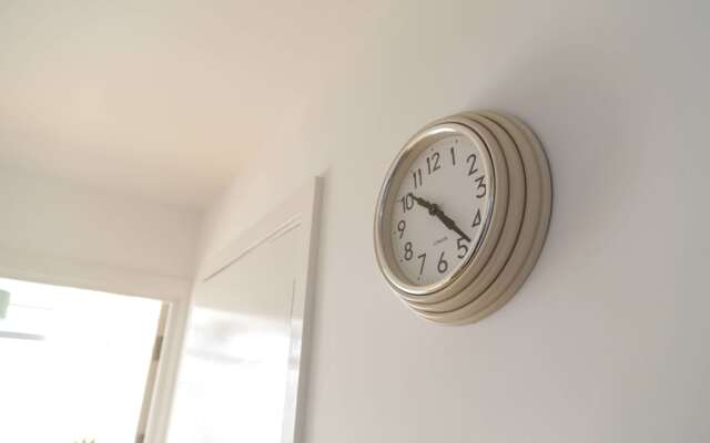 Spacious bright apartment w parking