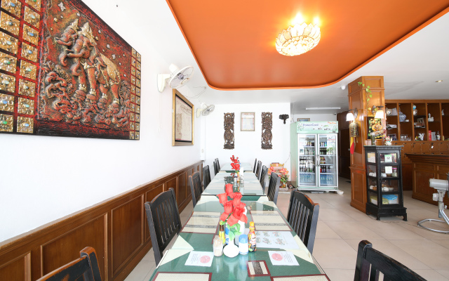 OYO 126 Patong Station House Hotel