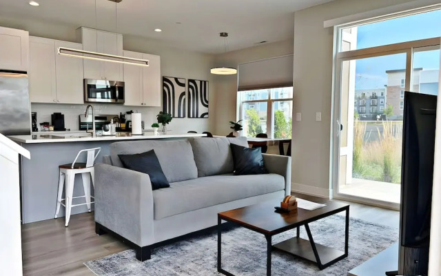 Modern 4BR with Parking - WV rep 4