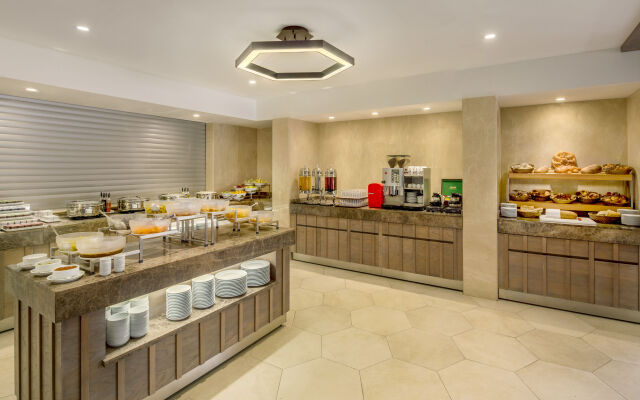 Grander Inn & Suites