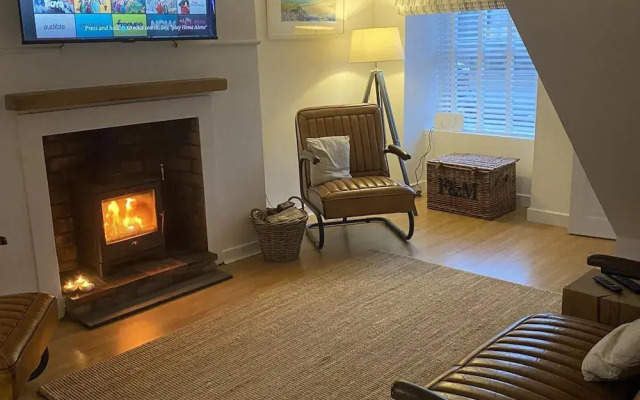 Anglesey Retreat - 2 Beds - Sleeps 3 - Parking