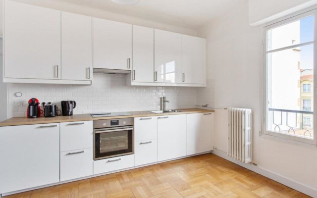 Modern and bright flat in a calm street close to Nice station - Welkeys