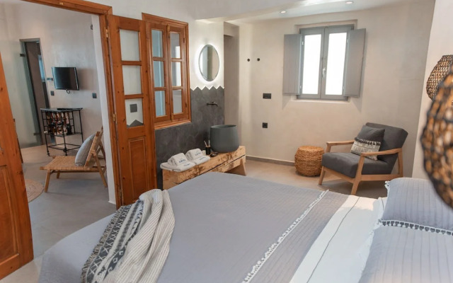Almyra Oia Suites