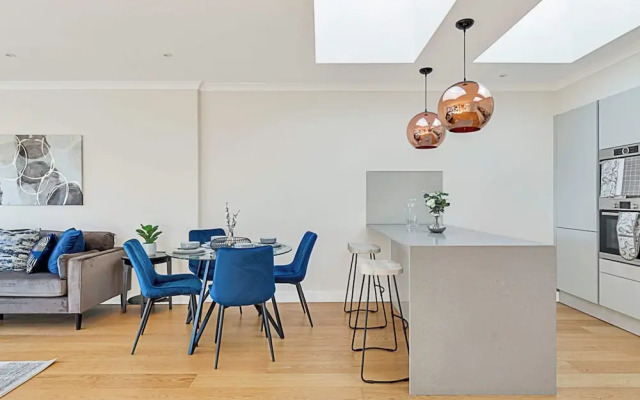 Penthouse Apartment In Brentford
