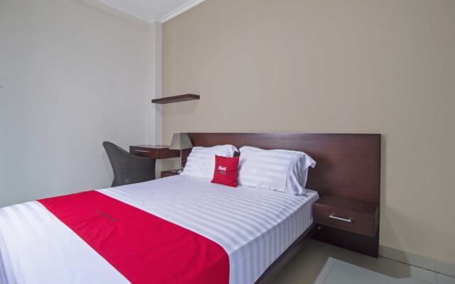 RedDoorz Plus Near Ambassador Mall