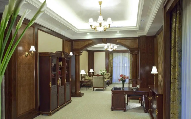 Jiangmen Gladden Hotel