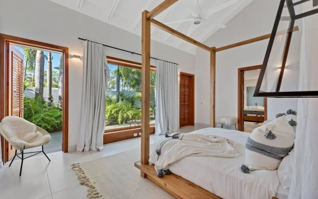 Modern Oasis Stunning Views of Golf Course River